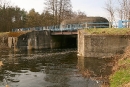 Na pierwszym planie most rolkowy Kipprollbrücke K602, w głębi bryła Wasserschloß 602