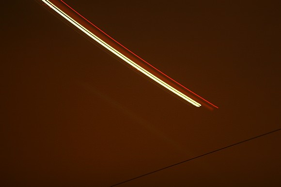 Świetlny ślad samolotu startującego z Ławicy